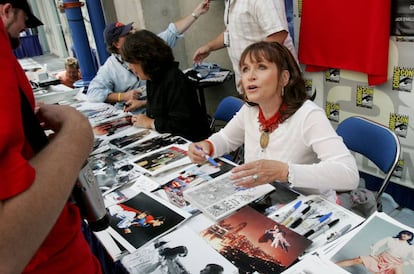 A atriz na Comic Con de San Diego, na Califórnia, em 2005, dando autógrafos por seu icônico papel como Lois Lane.