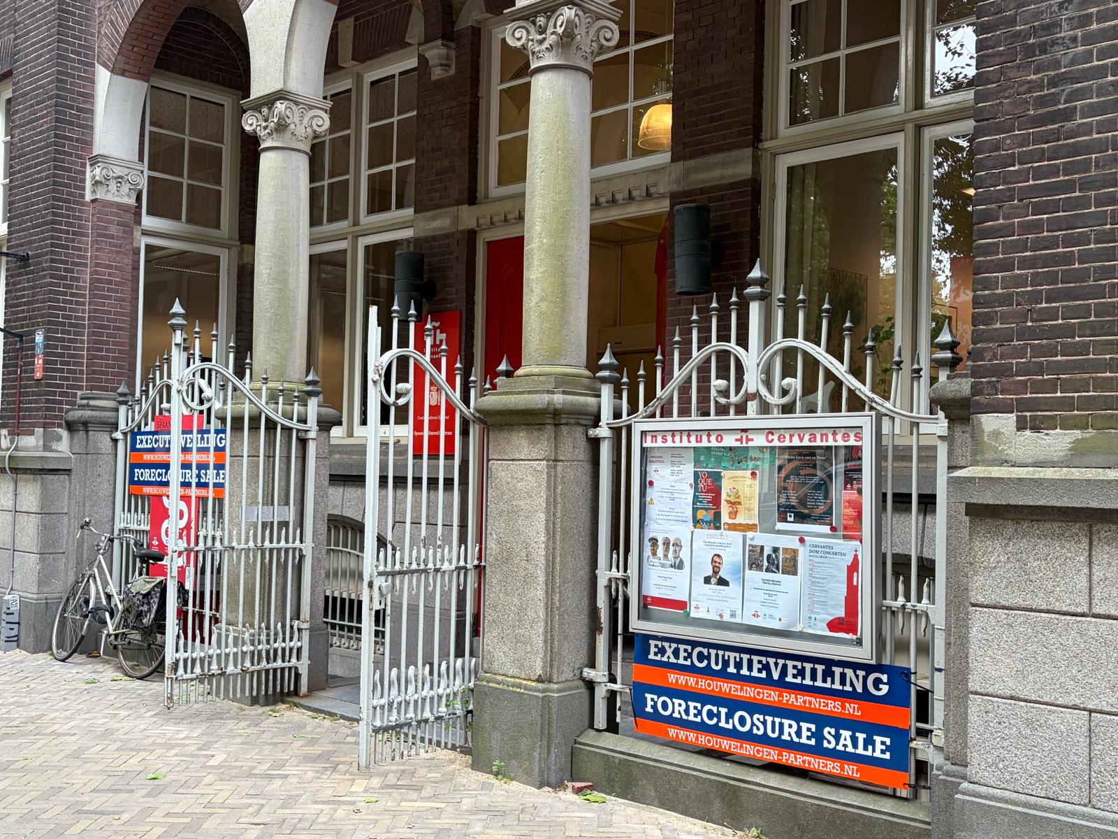 Un cartel de subasta en el Instituto Cervantes de Utrecht enfrenta de nuevo a España y los acreedores por las renovables