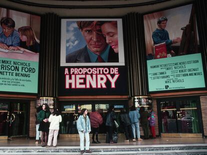 Algunos espectadores hacen cola en el cine Capitol de Madrid para ver 'A propósito de Henry', éxito de Harrison Ford estrenado en 1991.