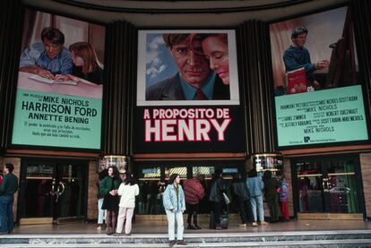 Algunos espectadores hacen cola en el cine Capitol de Madrid para ver 'A propósito de Henry', éxito de Harrison Ford estrenado en 1991.