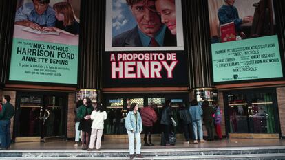 Algunos espectadores hacen cola en el cine Capitol de Madrid para ver 'A propósito de Henry', éxito de Harrison Ford estrenado en 1991.