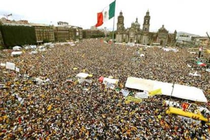 Imagen de los miles de seguidores de López Obrador que se han reunido en la plaza del Zócalo para mostrarle su apoyo