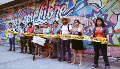 A mediodía de ayer, grupos de jóvenes se reunieron alrededor de algunos murales para evitar que el color amarillo del partido Solidaridad Nacional los tapara. Se trata de los mismos ciudadanos que entre diciembre y enero protestaban en las calles contra una ley que recortaba los derechos laborales de las personas de 18 a 24 años.