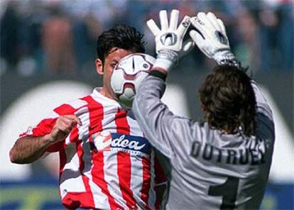 Javi Moreno y Dutruel pelean por el balón.