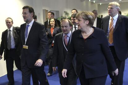 Imagen facilitada por el PP de Mariano Rajoyy la canciller alemana, Angela Merkel, hoy en Marsella (Francia).