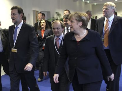 Imagen facilitada por el PP de Mariano Rajoyy la canciller alemana, Angela Merkel, hoy en Marsella (Francia).
