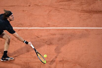 Tsitsipas devuelve la pelota durante el partido del pasado martes contra Munar.