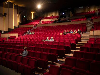 La gente toma asiento para asistir a un espectáculo en el centro cultural de Auderghem-Oudergem, en Bruselas, el 29 de diciembre.