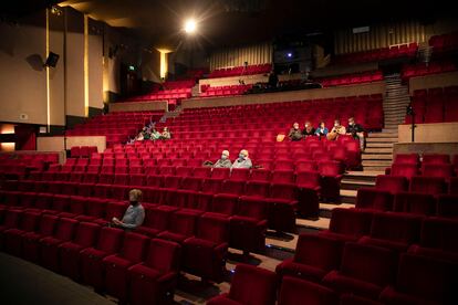 La gente toma asiento para asistir a un espectáculo en el centro cultural de Auderghem-Oudergem, en Bruselas, el 29 de diciembre.