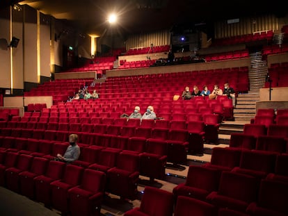 La gente toma asiento para asistir a un espectáculo en el centro cultural de Auderghem-Oudergem, en Bruselas, el 29 de diciembre.