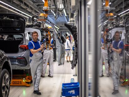 Varios empleados trabajan en la producción de coches eléctricos en una fábrica de Zwickau (Alemania).