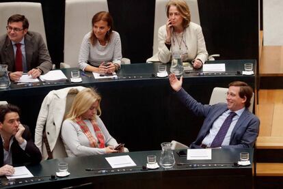 Popular Party candidate José Luis Martínez-Almeida (bottom right) at a session at Madrid City Hall.