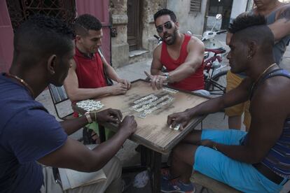 Cubanos jogam dominó em uma rua do centro de Havana, nesta semana.