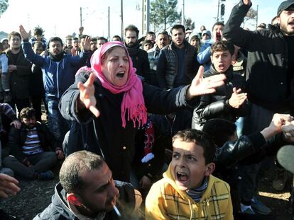 Dezenas de refugiados pedem ajuda na fronteira entre Grécia e Macedônia.