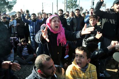 Decenas de refugiados piden ayuda ayer en la frontera entre Grecia y Macedonia. 