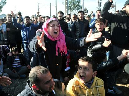 Dezenas de refugiados pedem ajuda na fronteira entre Grécia e Macedônia.