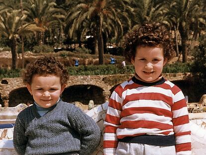 Cristina (a la derecha) con su hermana, Patricia, en el Parque Güell (Barcelona), en 1989