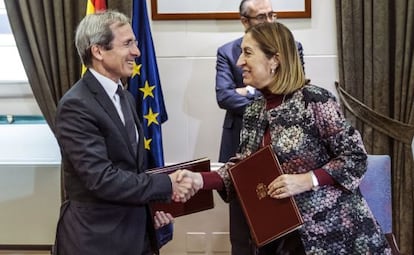 El embajador de Francia, Yves Saint-Geours, saluda a la ministra de Fomento, Ana Pastor, tras la firma del acuerdo.