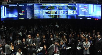 Painel do Senado mostra o placar final da votação, que aprovou o impeachment de Dilma Rousseff, por 61 votos a favor da cassação, contra 20 contra. Nenhum senador se absteve. Assim, Dilma Rousseff deixa de ser presidenta do Brasil e Michel Temer assume definitivamente a presidência.