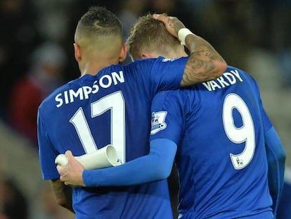 Simpson y Vardy celebran un gol.