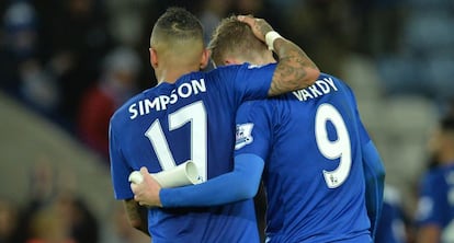 Simpson y Vardy celebran un gol.