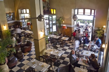 Interior del Caf&eacute; de la Poste, en el barrio colonial de Gu&eacute;liz, en Marraquech. 