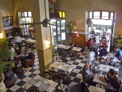 Interior del Caf&eacute; de la Poste, en el barrio colonial de Gu&eacute;liz, en Marraquech. 