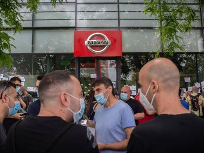 Trabajadores de Nissan cortan la Gran Vía de L’Hospitalet (Barcelona).