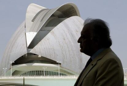 Zubin Mehta, frente al Palau de les Arts, antes de dirigir 'Turandot'.