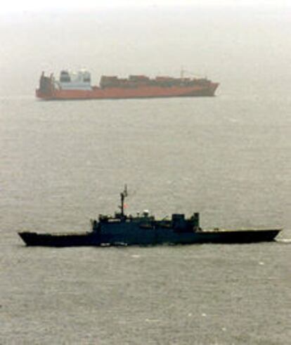 La fragata australiana HMAS Arunta patrulla junto al buque noruego 'Tampa'.