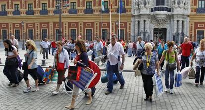 Concentración de trabajadores prejubilados por los ERE ante la sede de la presidencia de la Junta, en 2011.