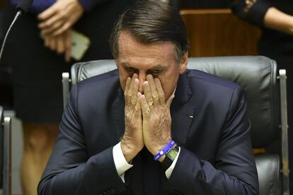 El presidente electo de Brasil, Jair Bolsonaro, hace un gesto ante el Congreso antes del juramento.