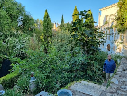 Manuel Gómez en su jardín alquímico