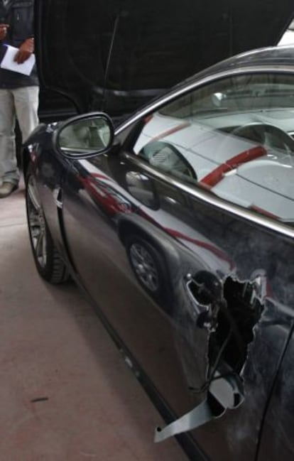 Uno de los coches que sufrió daños en el concesionario de Fuencarral.