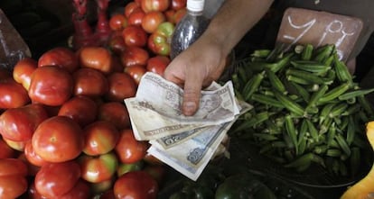 Pesos cubanos en un mercado de La Habana.