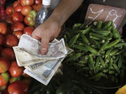 Pesos cubanos em um mercado de Havana.