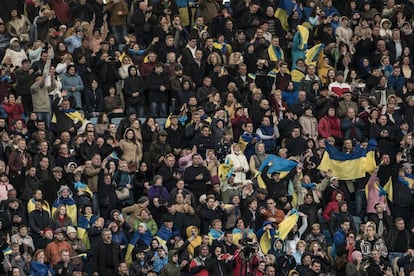 El público asiste en un estadio de Kiev al debate entre los dos candidatos a la segunda vuelta de las elecciones presidenciales.