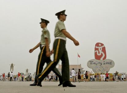 Policías chinos patrullan en la plaza de Tiananmen.