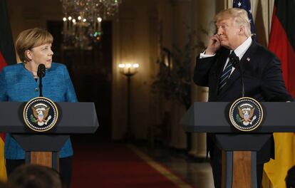 La Canciller alemana Angela Merkel habla durante la conferencia de prensa conjunta con Trump en la Sala Este de la Casa Blanca en Washington, el 17 de marzo de 2017.
