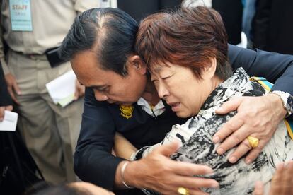 El primer ministro de Tailandia, Prayuth Chan-ocha, consuela a una familiar de los turistas chinos involucrados en un accidente en un barco turístico hundido, en Phuket, Tailandia.