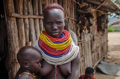 Mujer karo en el poblado de Korcho. Muchas veces los progenitores de los niños 'mingi' esconden a sus hijos en el bosque tratando de evitar el sacrificio al que están destinados, otras son ellos mismos los que deben ejecutarlos cumpliendo los designios del consejo de ancianos de la aldea.