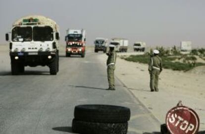 El convoy de la ONG Barcelona Acció Solidària reanuda su ruta el 2 de diciembre de 2009 hacia Senegal, escoltado por el Ejército mauritano