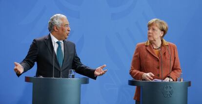 El primer minsitro portugu&eacute;s, Antonio Costa, con Angela Merkel, en Berl&iacute;n.