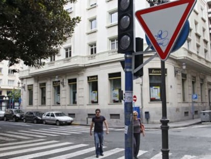 Sem&aacute;foros desconectados por el Ayuntamiento en la plaza del Portal de Elche, en Alicante. 