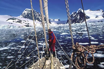 El elegante velero &#39;La Sourire&#39;, con equipo de TVE a bordo entra en el estrecho de Lemaire, en un mar plagado de bloques de hielo a la deriva.