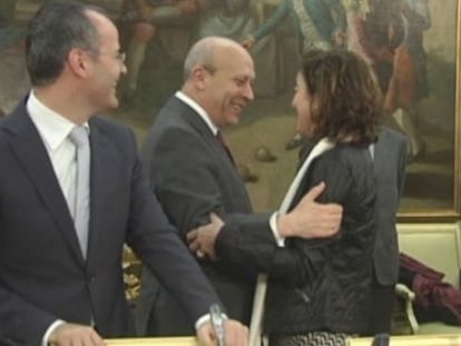 Saludo entre el ministro Wert y la consejera vasca Cristina Uriarte.