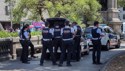 Agentes de los Mossos d'Esquadra, este martes, en la plaza de Cataluña de Barcelona.