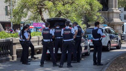 Agentes de los Mossos d'Esquadra, en Barcelona.