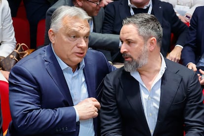El presidente de Vox, Santiago Abascal, a la derecha, con el primer ministro húngaro, Víktor Orbán, en enero pasado en Madrid.
