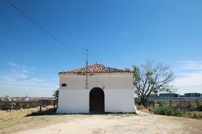 La ermita de San Roque se remonta a finales del siglo XVI y se encuentra en uno de los descampados del distrito de Fuencarral.